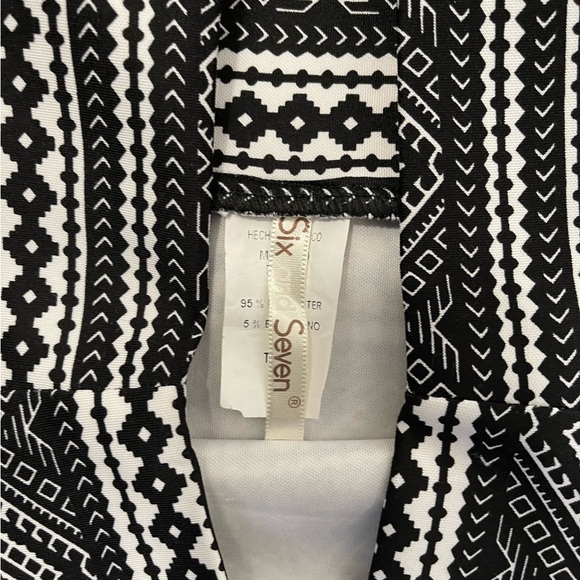 NWOT! Tribal Print Mini Skirt, Size Large but fits a M - Picture 2 of 4